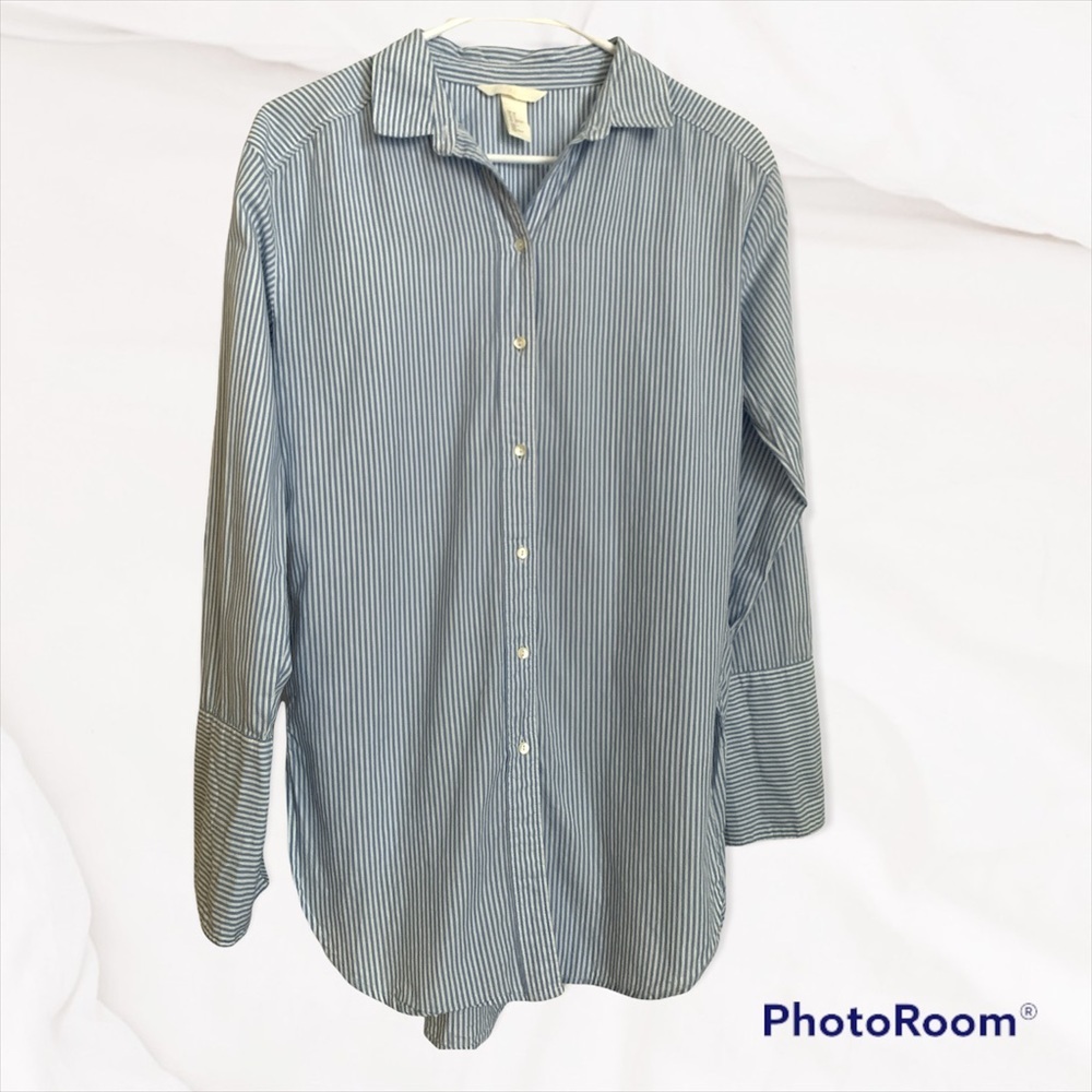 Forever 21 Blue Long sleeves stripes button up Size 2